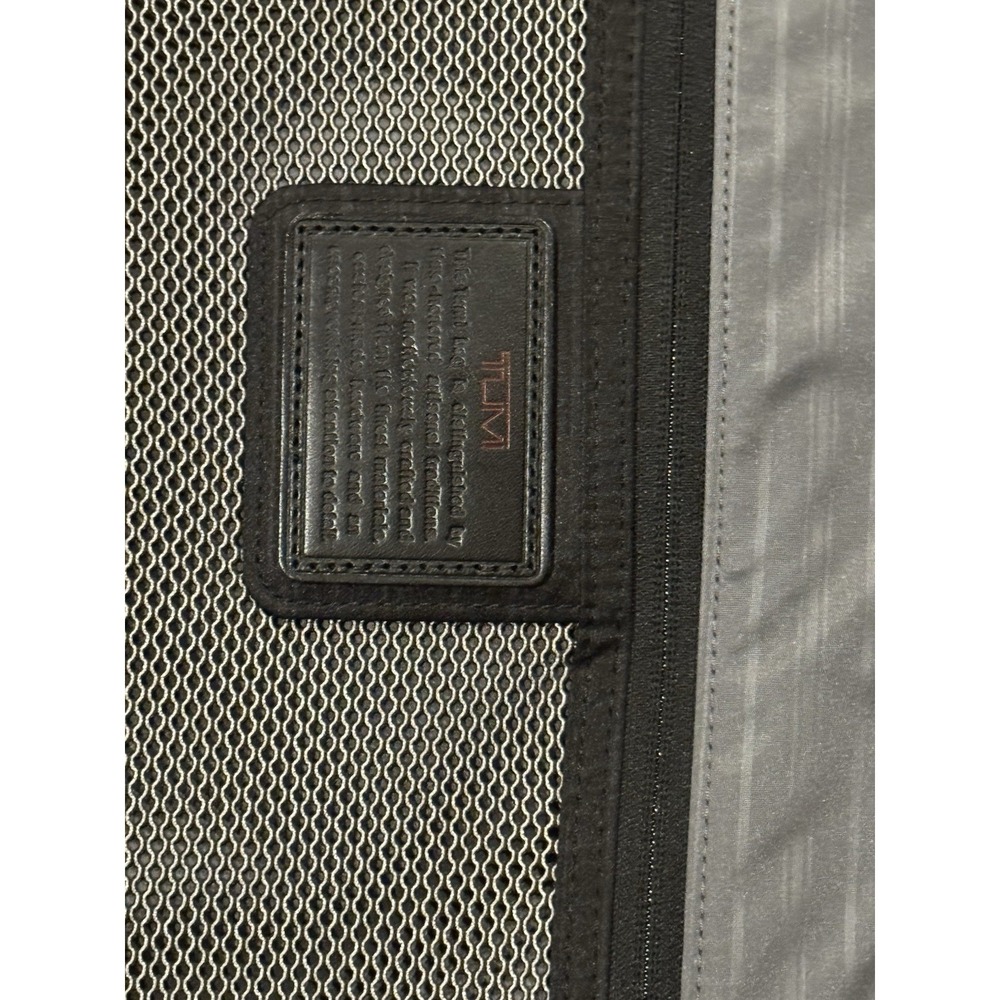 Tumi Alpha 2 Black Expandable 4 Wheeled Spinner Carry On luggage 22061D2 travel - Picture 6 of 7